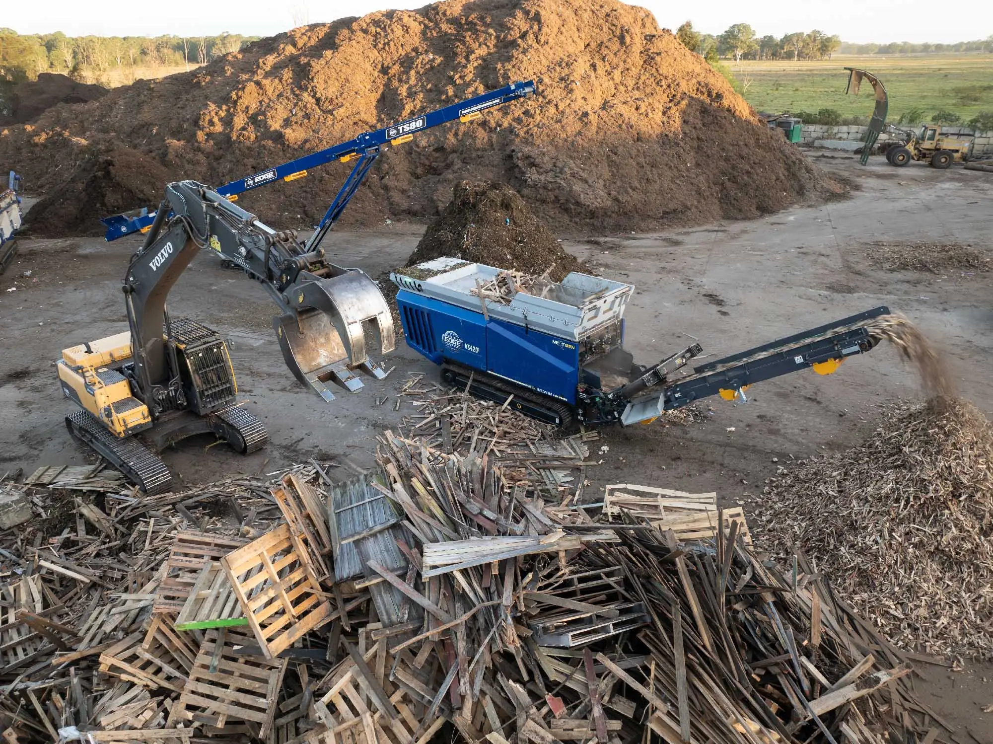 EDGE VS420 twin shaft shredder processing timber at ANL Australia